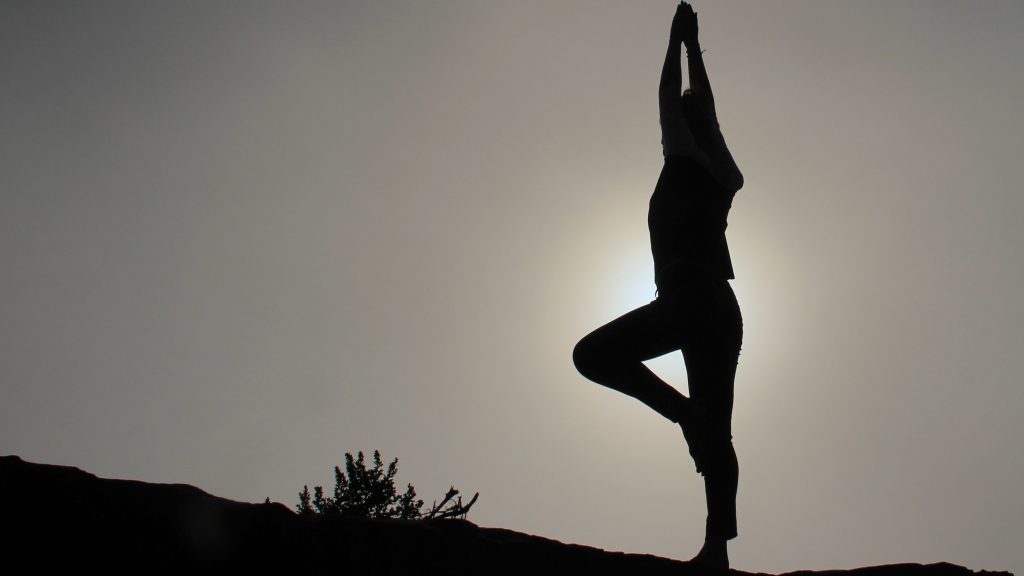 Mujer haciendo yoga para reducir la ansiedad