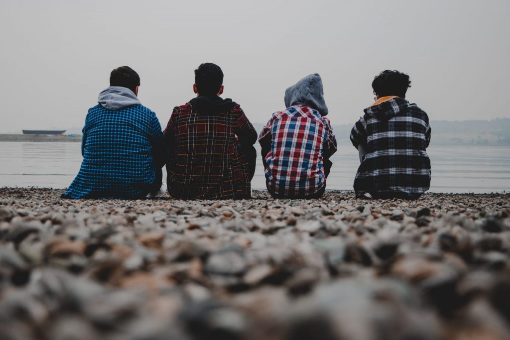 Grupo de amigos jóvenes mirando el mar