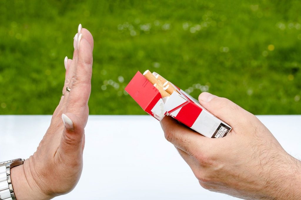 2 manos, una ofrece tabaco como herramienta para controlarla ansiedad 