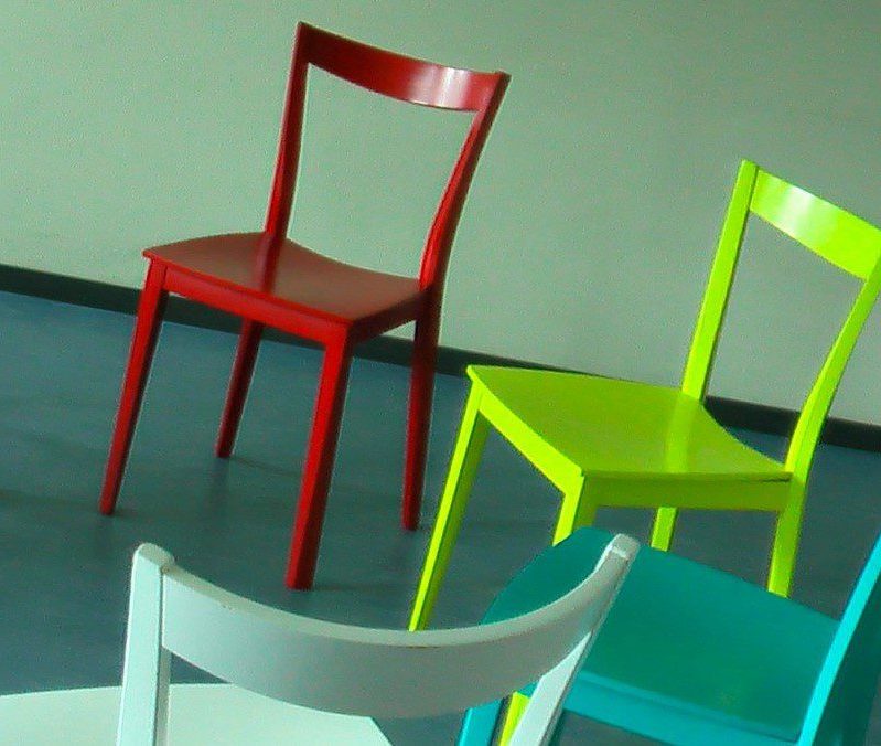 Conjunto de sillas que representan la terapia de grupo para el tratamiento del trastorno de ansiedad social