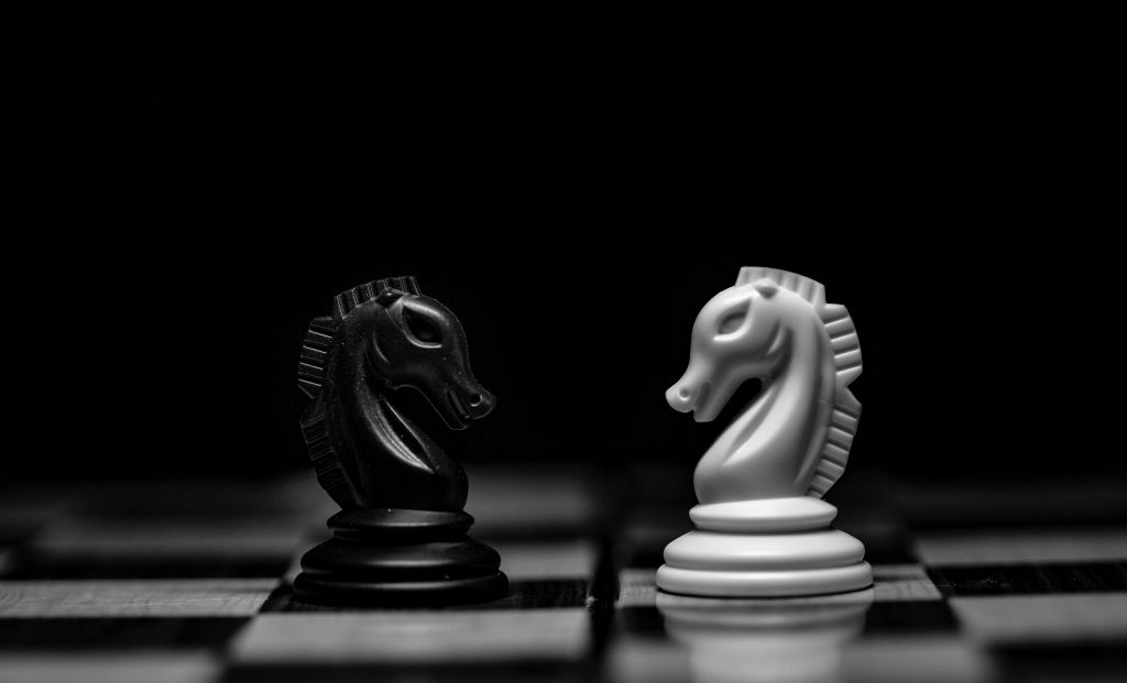 Dos fichas de ajedrez, una blanca y otra negra, simulan la  diferencia de los dos tipos de ansiedad, adaptativa vs ansiedad generalizada