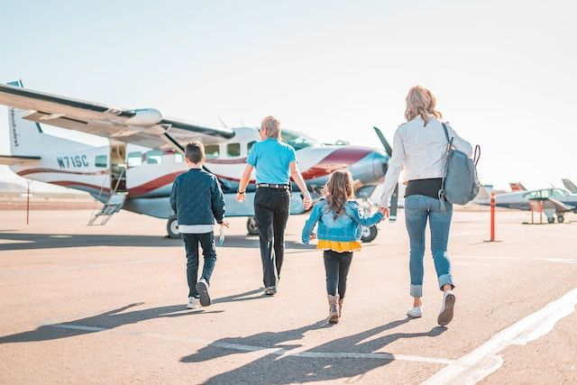 Una familia se dirige decidida a tomar un avión tras superar la fobia a volar (aerofobia)