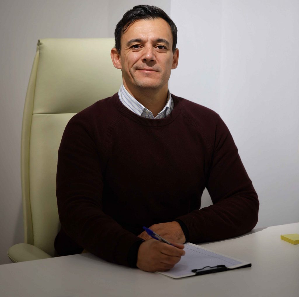 Psicólogo en Madrid especialista en ansiedad sentado y sonriendo. Francisco José González Galán