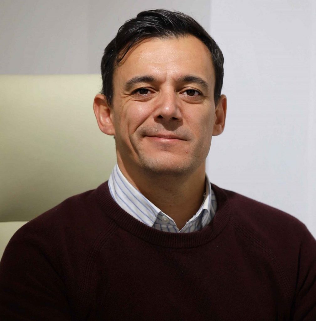 Psicólogo en Madrid especialista en ansiedad sentado y sonriendo. Francisco José González Galán